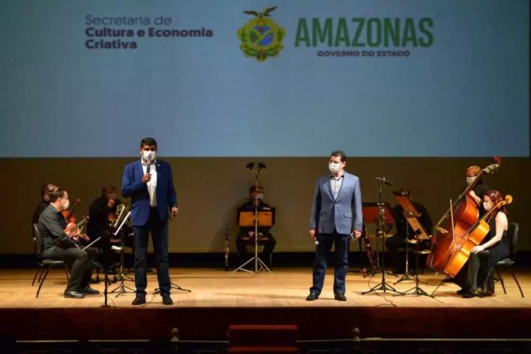 Profissionais da saúde recebem homenagem no palco do Teatro Amazonas