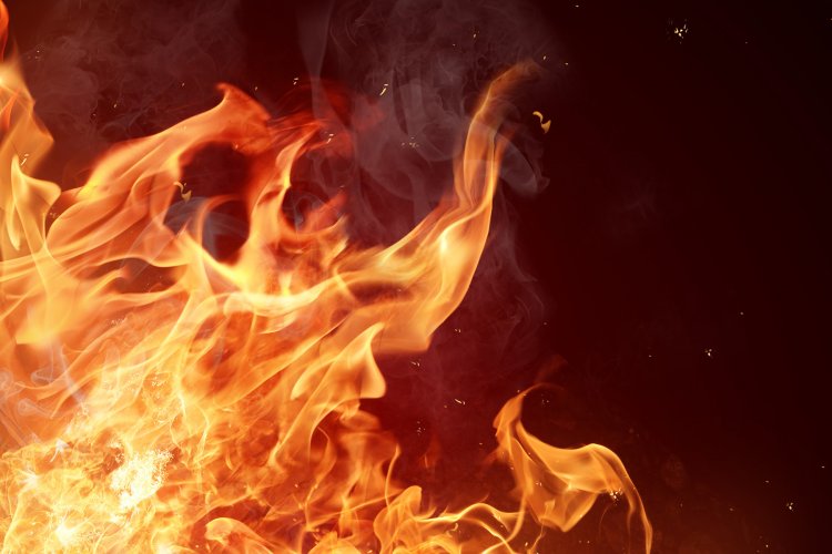 VÍDEO: Incêndio atinge ferro-velho e área de mata e espalha fumaça preta em Manaus
