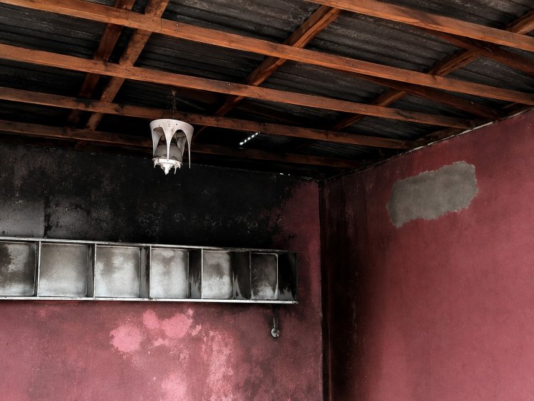 INCÊNDIO DESTRÓI LOJA NA VILA DO URICURITUBA, EM AUTAZES, E FAMÍLIA PEDE AJUDA PARA RECOMEÇO